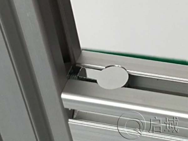 内置连接件放入内置孔