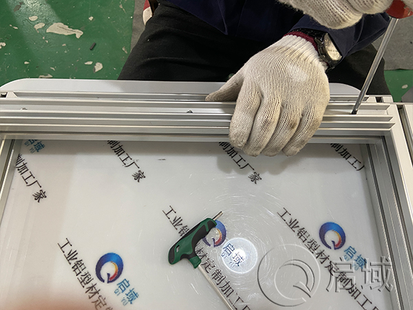 铝型材推拉门框架细节3